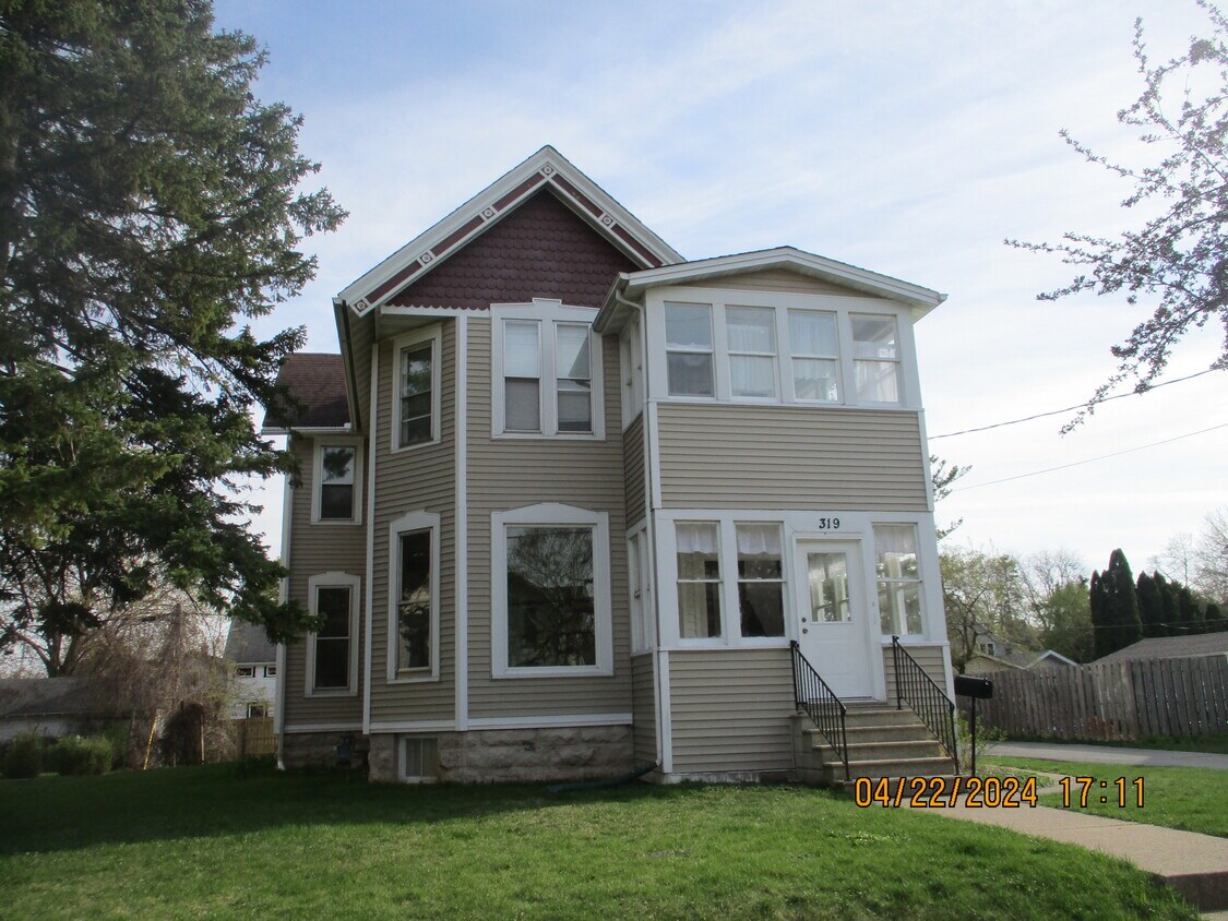 Primary Photo - 319 E Irving Ave