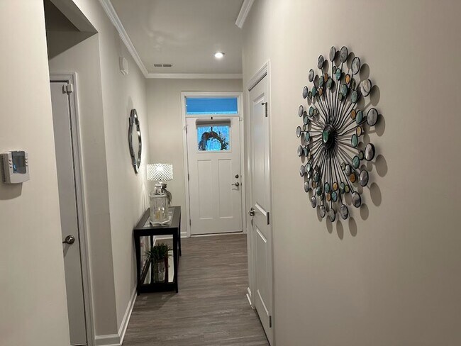 Foto del edificio - Like New 2018 Built First Floor 3 Bed/2 Ba...