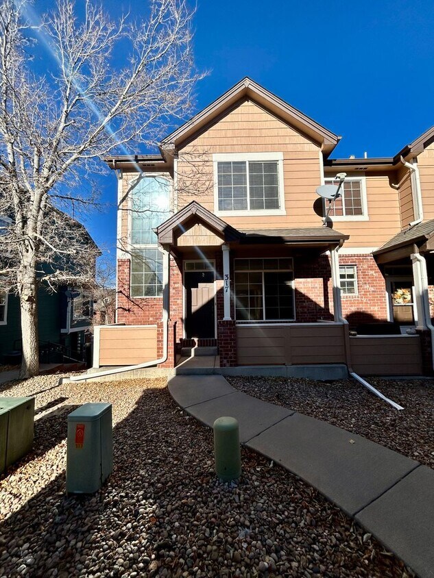 Foto principal - 2BR End Unit Townhome in Rock Creek