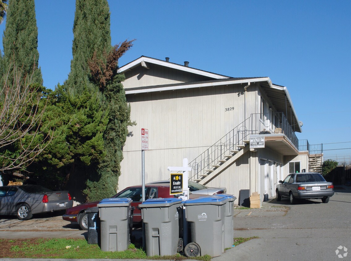 Building Photo - 3829 Underwood Dr