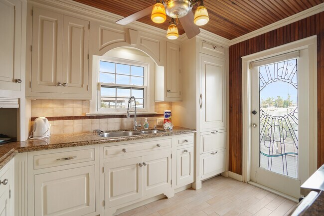Building Photo - 2311 Pass a Grille Way