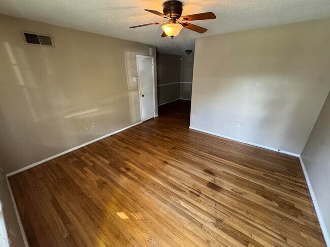 Building Photo - 4914 Durbin Ave