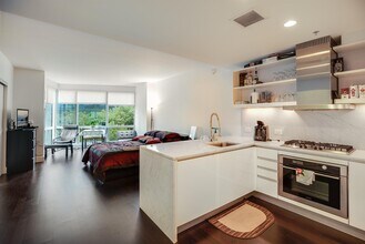 Building Photo - 77 Hudson St