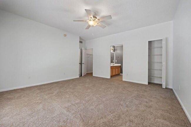 Foto del edificio - Great price and just a quick bike ride to the beach!