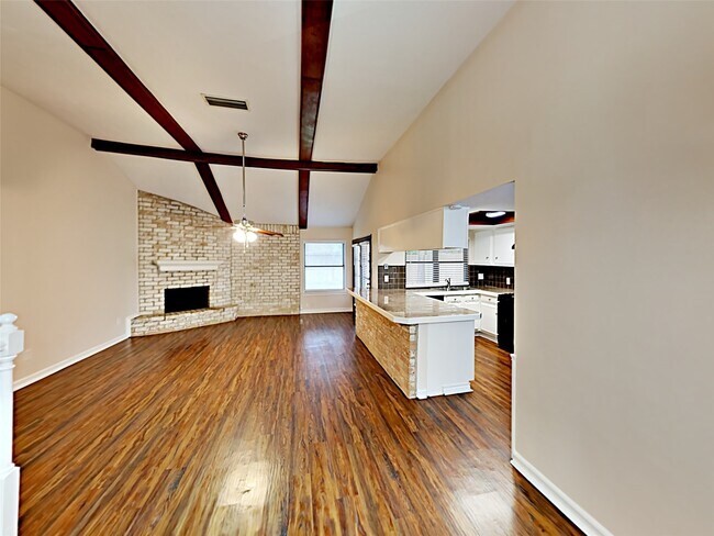 Foto del edificio - 16259 Hollow Wood Dr
