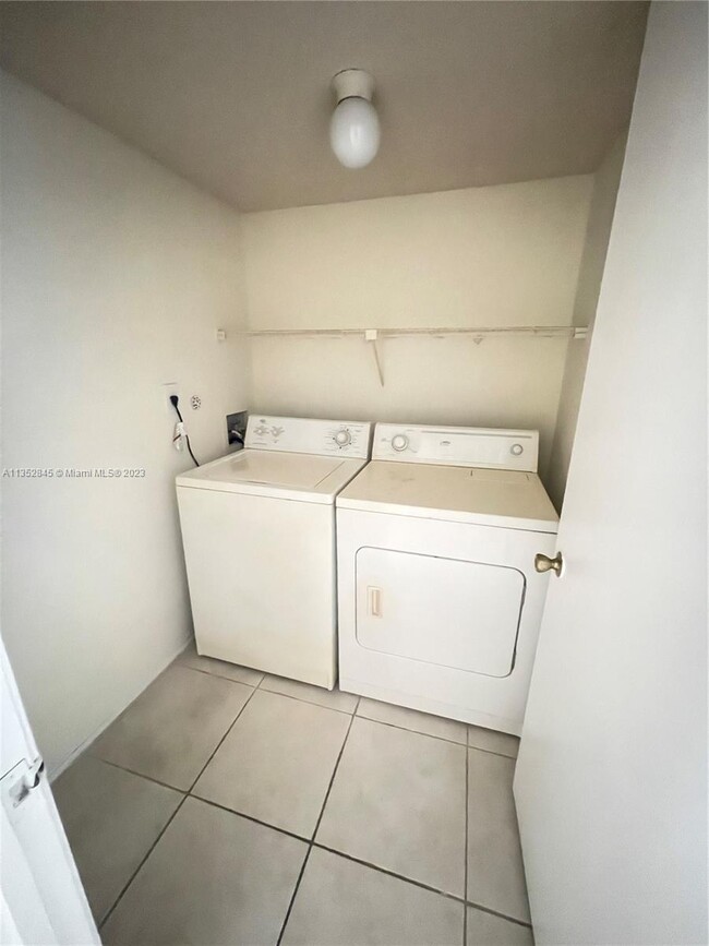 Foto del edificio - 8423 Coral Lake Way