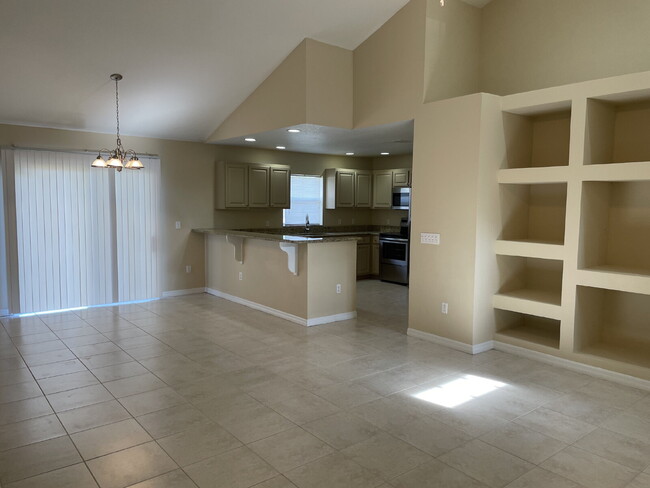 Building Photo - "Charming 4-Bed, 2-Bath St. Cloud Gem with...