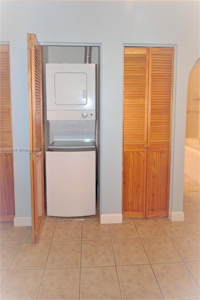 Foto del edificio - 5641 Riverside Dr