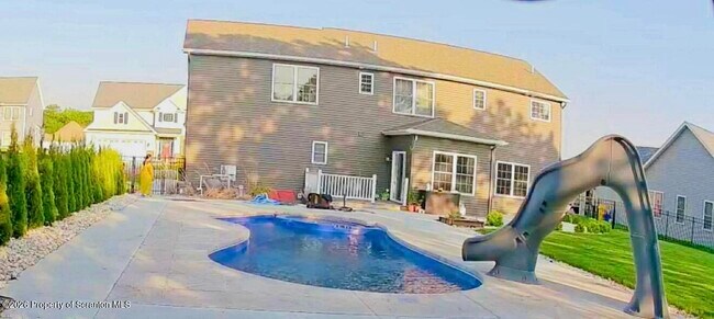 Foto del edificio - 124 Falcon Ln