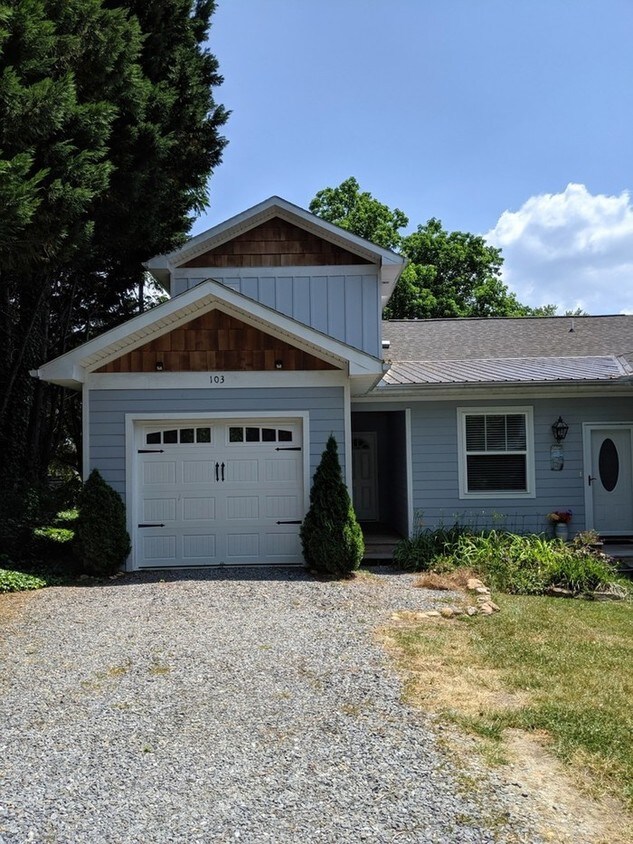 Primary Photo - Black Mtn Condo Close to Downtown