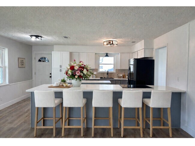 Foto del edificio - 108 Lakeshore Dr