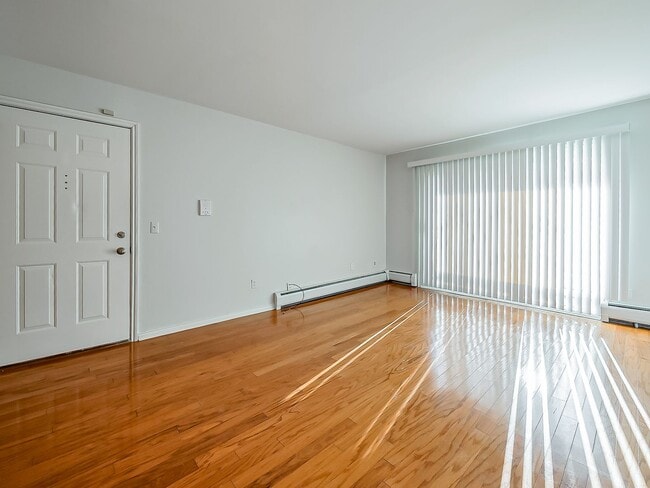 Foto del edificio - Move-In Ready 2-Bed Condo in Prime Royal Oak Location!