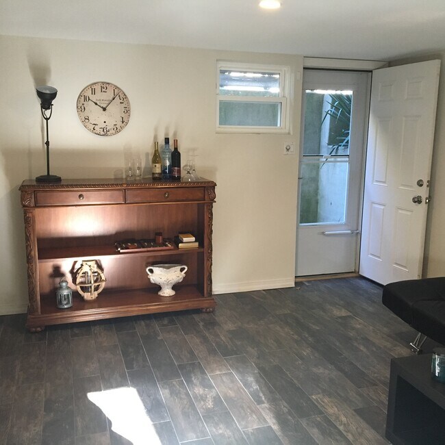 ¡Entrada privada - 1924 Ladenburg Dr