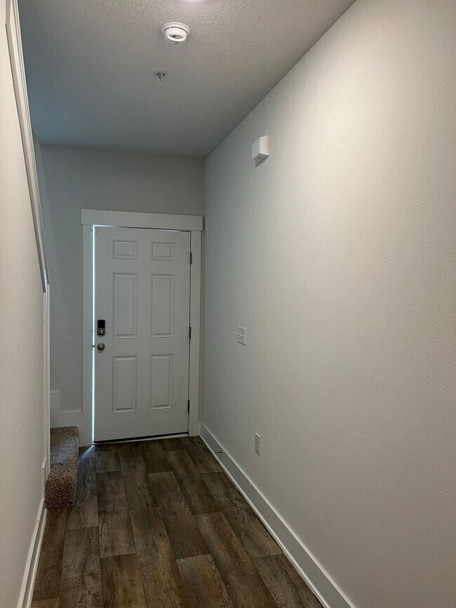 Building Photo - Like New Townhome