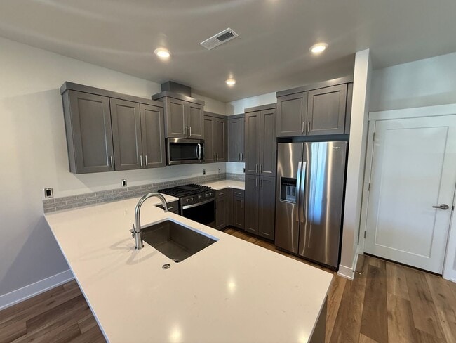 Building Photo - Petrosa!  3 Bdrm, 2.5 Bath 1450 sq ft Townhouse (end unit), All Appliances, Air Conditioning, DOG...