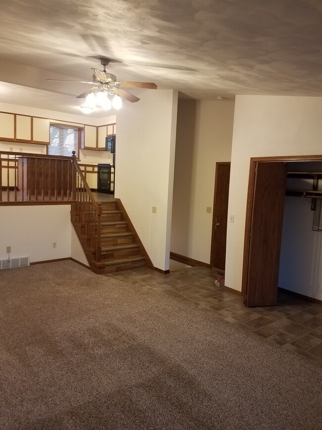 Building Photo - 2220-2 Skylark Dr