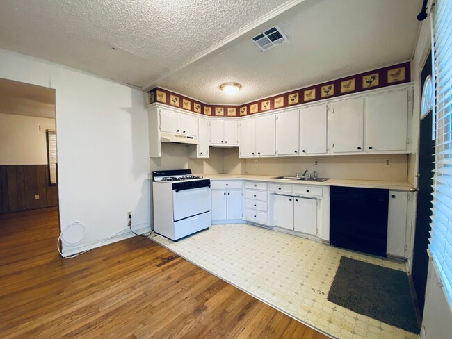 Building Photo - Cute Home for rent in OKC