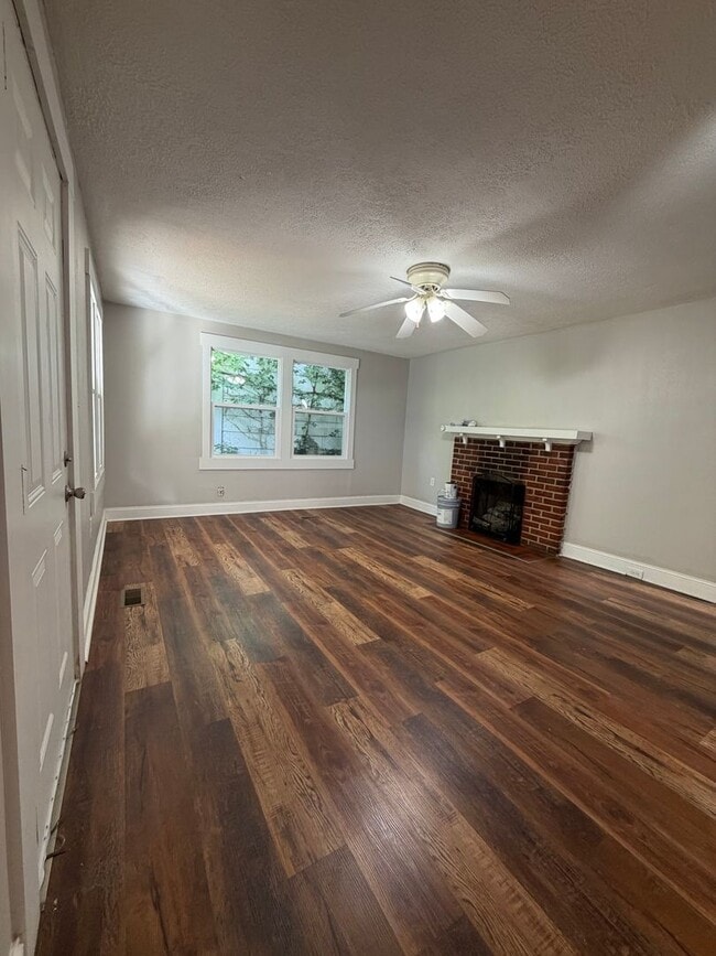 Building Photo - 3 Bedroom in Frankfort!