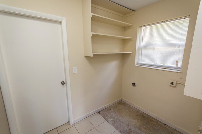 Building Photo - 1141 Park Dr