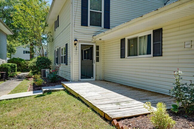 Building Photo - 2 bedroom Red Bank Townhome