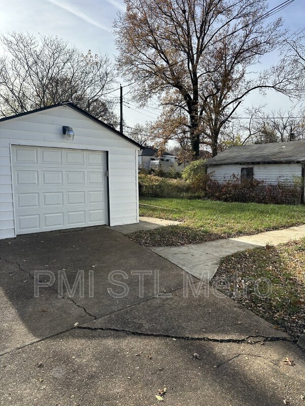 Building Photo - 8018 Aline Ave