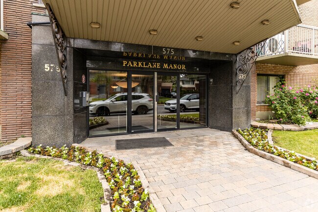 Building Photo - 575 Av Glengarry