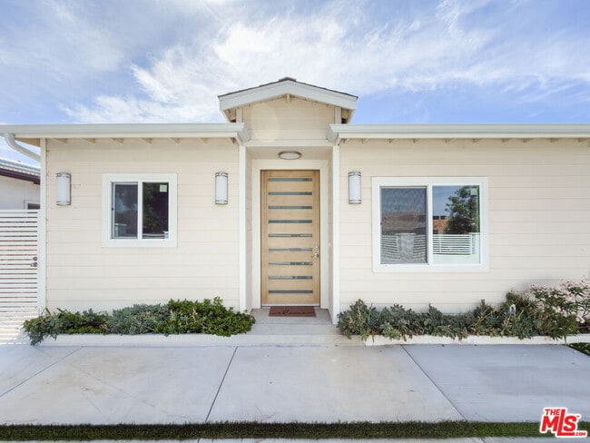 Building Photo - 5035 Zelzah Ave
