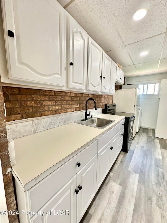 Kitchen - 333 Exeter Ave