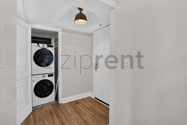 Building Photo - Unit 906