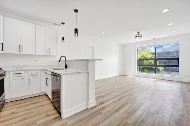 Building Photo - 4350 W Lawrence Ave