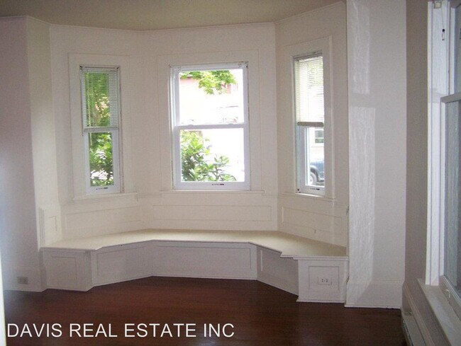 Building Photo - 5 br, 1.5 bath House - 505 W. Main St.