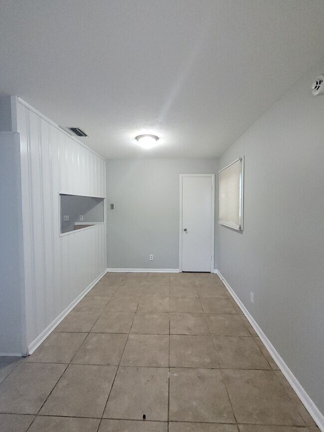 Building Photo - 3 Bedroom 1 Bath
