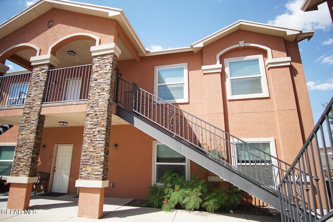 Foto del edificio - 8685 N Loop Dr