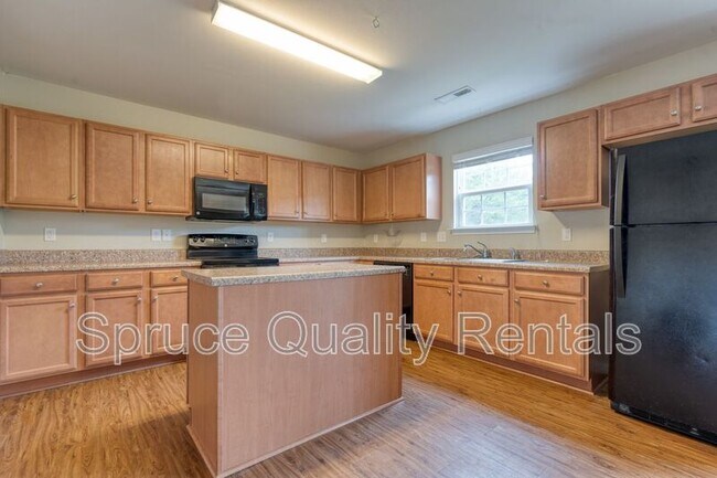 Building Photo - 326 Azalea Dr
