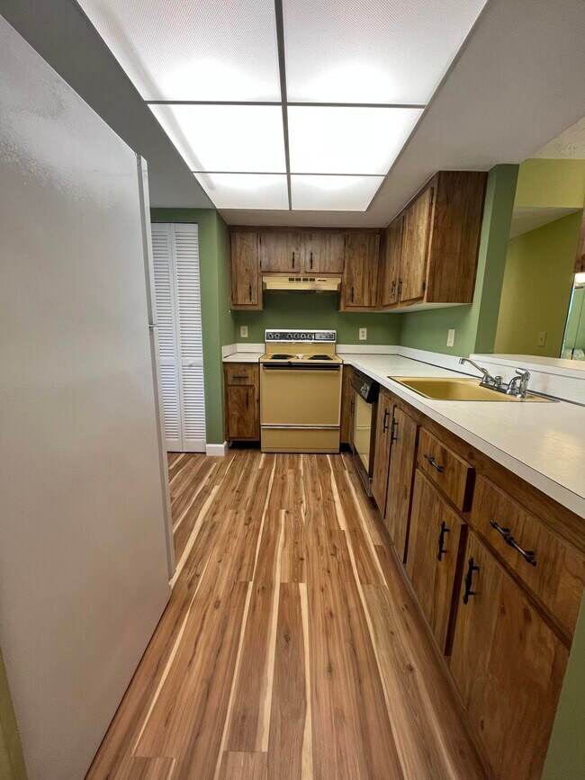 11 Willowbrook Ln Unit 201, Delray Beach, FL 33446 Condo for Rent in