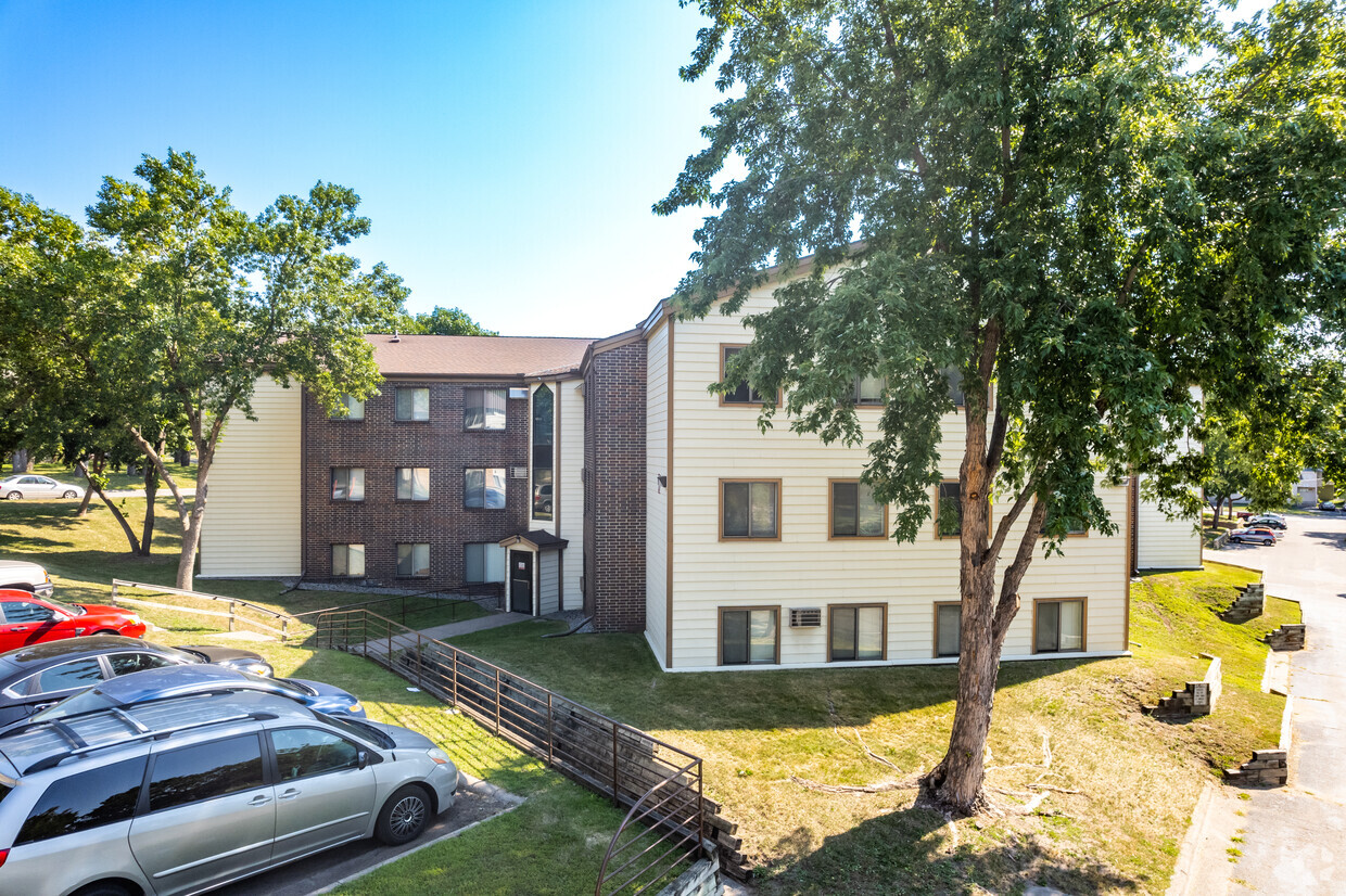 Lado oeste del edificio - Windy Hill Apartments