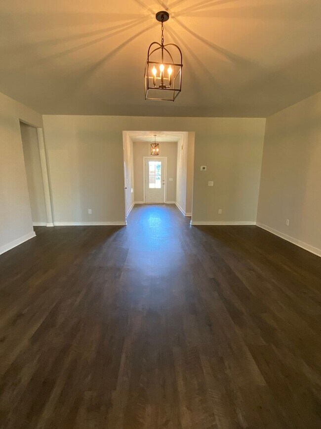 Foto del edificio - Home for Rent in Weaver AL...Available to ...