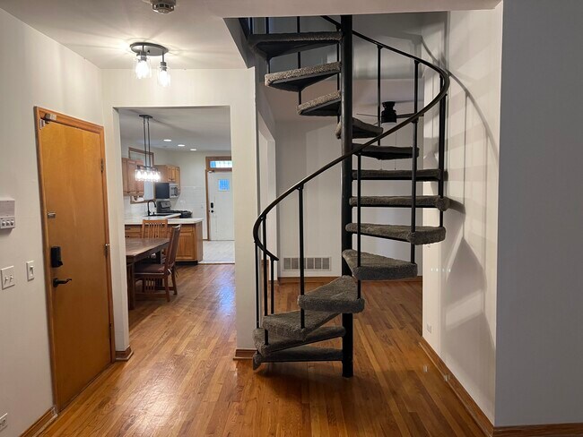 Foto del edificio - 8742 S Harper Ave