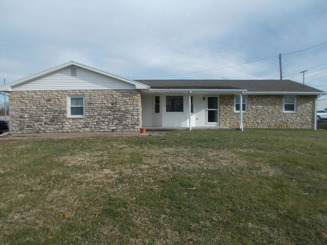 Primary Photo - Spacious & Beautifully Maintained 3-Bedroo...