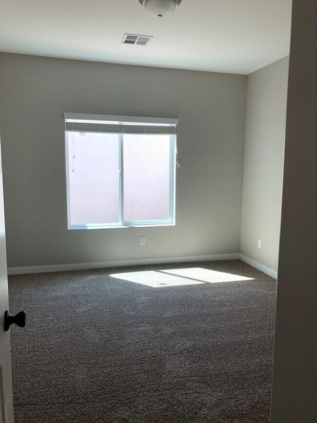 Building Photo - Somerton Amanacer Townhome