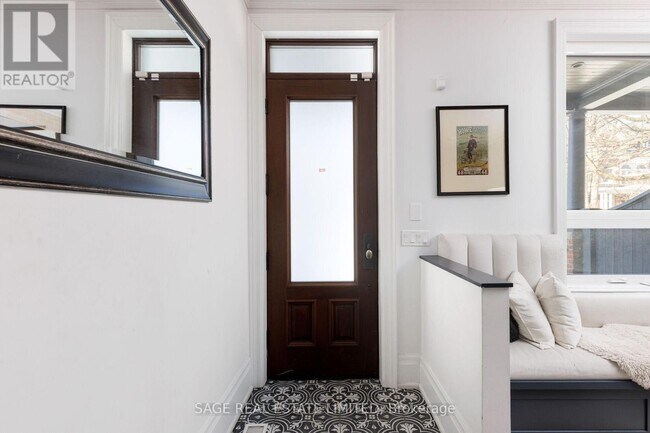 Building Photo - 221 Crawford St