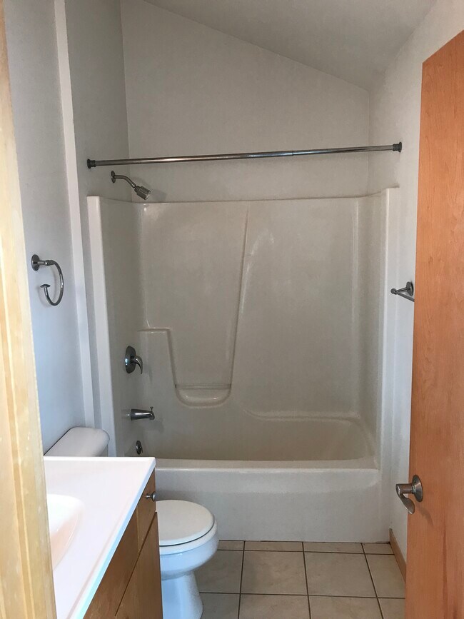 1 de 2 baños completos - 18 N Baldwin St