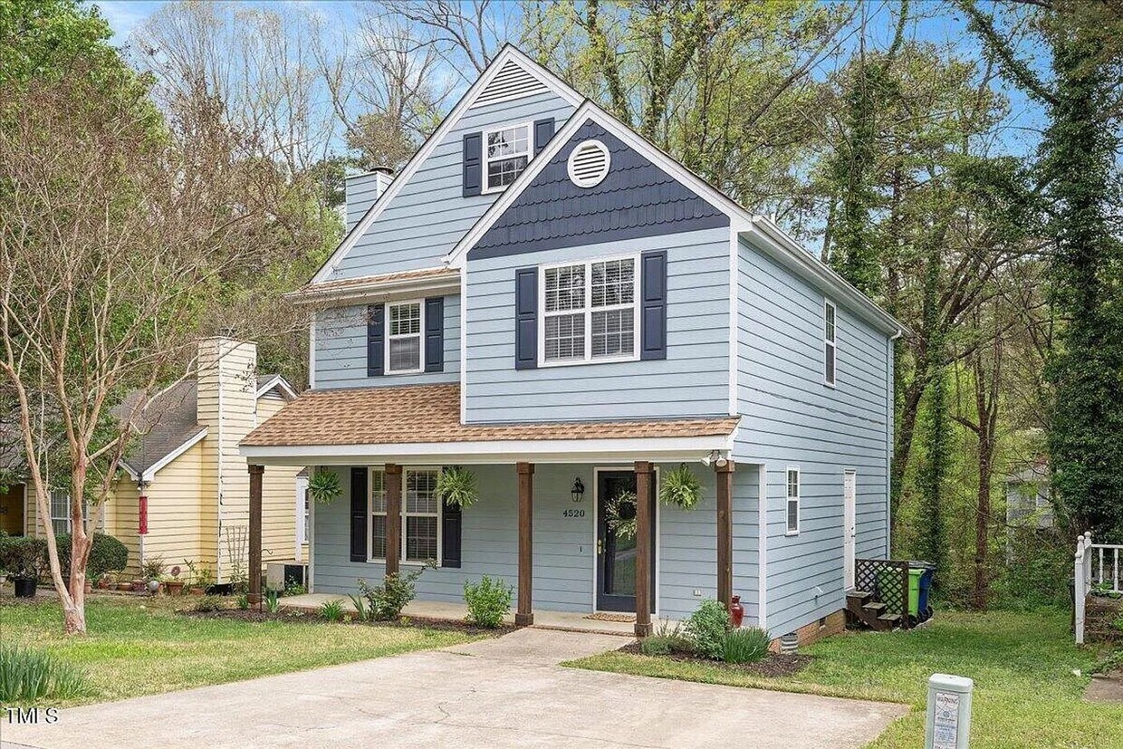 Foto principal - 3 Bedroom Home in Heart of Raleigh!