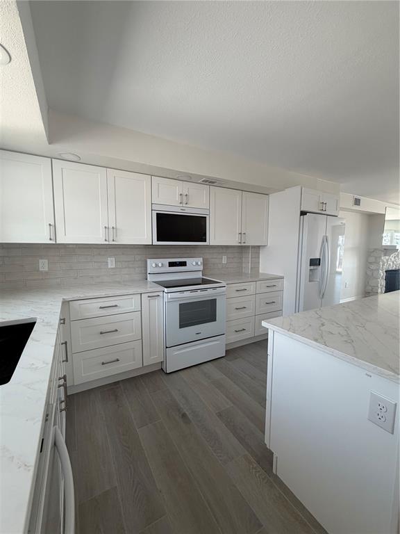 Foto del edificio - 716 Bayway Blvd