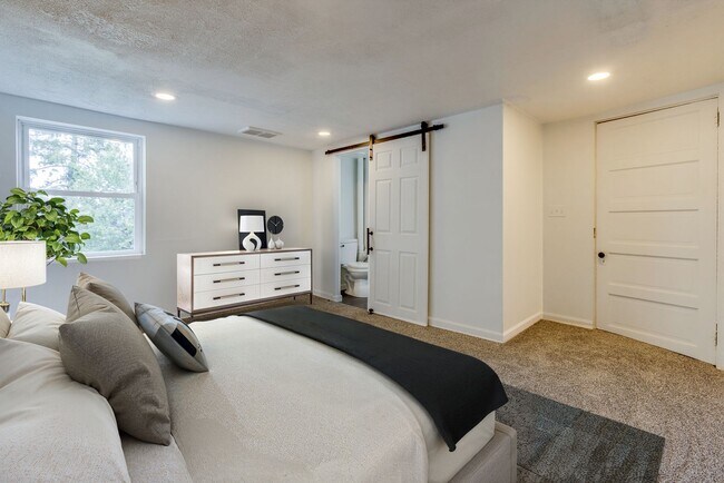 Building Photo - Renovated 3BR with City Views & Big Backya...