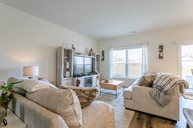 Building Photo - Mayflower Estates