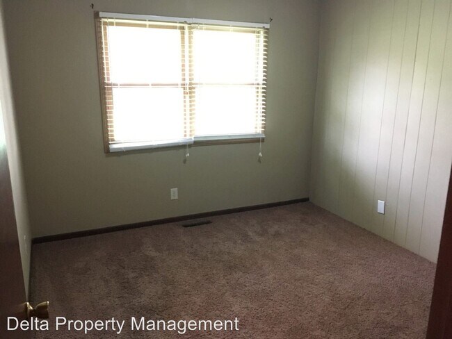 Building Photo - 7653-7655 Roseland Dr