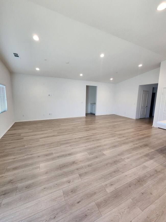 Building Photo - Newer 4 Bed / 3 bath Home MOVE-IN NOW SPECIAL!