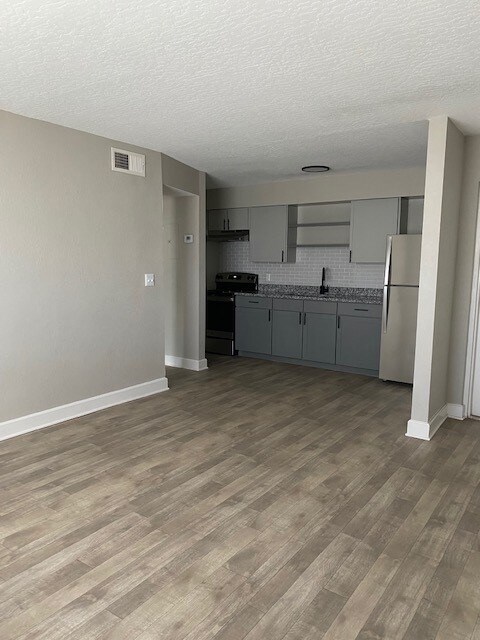Primary Photo - 100 E University Blvd