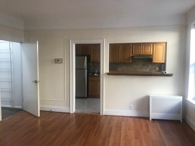 Building Photo - 2367 Crescent St